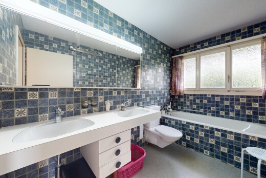 bad mit komplettes badezimmer, inside property, natural light, natürliches licht, und bad