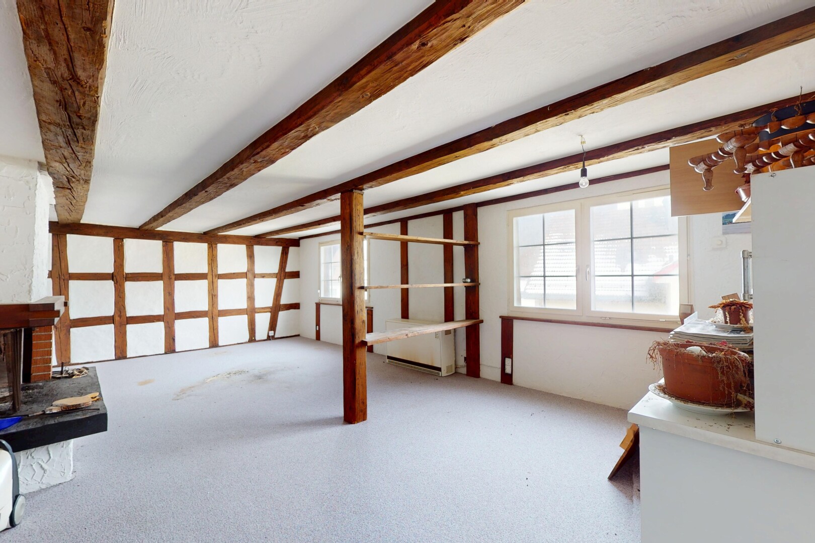 chambre avec lumière naturelle, plafond à poutres, cloison sèche, et cheminée