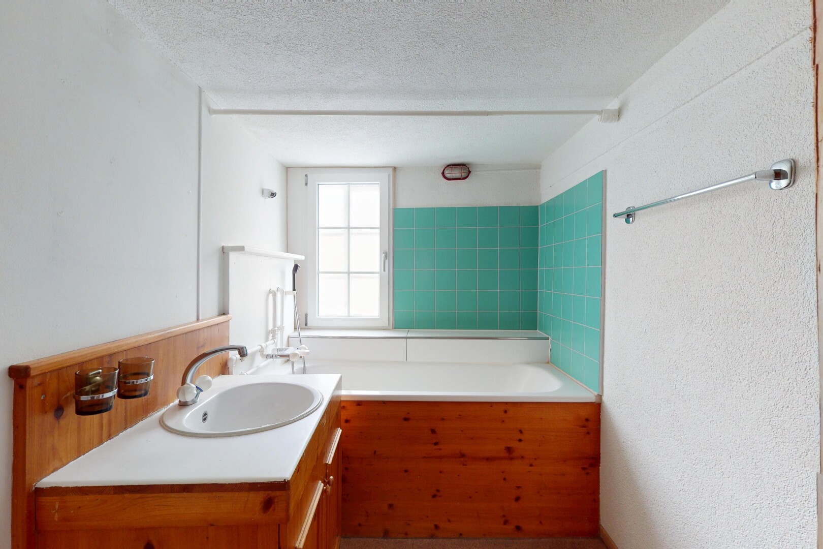 salle de bains avec évier, salle de bain complète, lavabo (ou coiffeuse selon le contexte), lumière naturelle, et plafond texturé