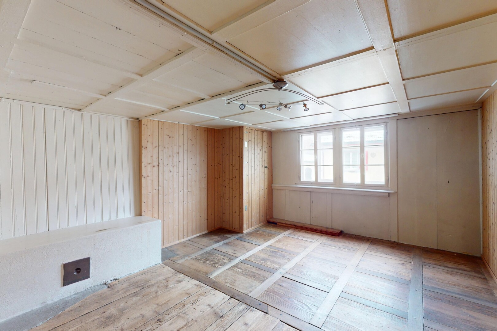 pièce vide avec plafond bas et lumière naturelle