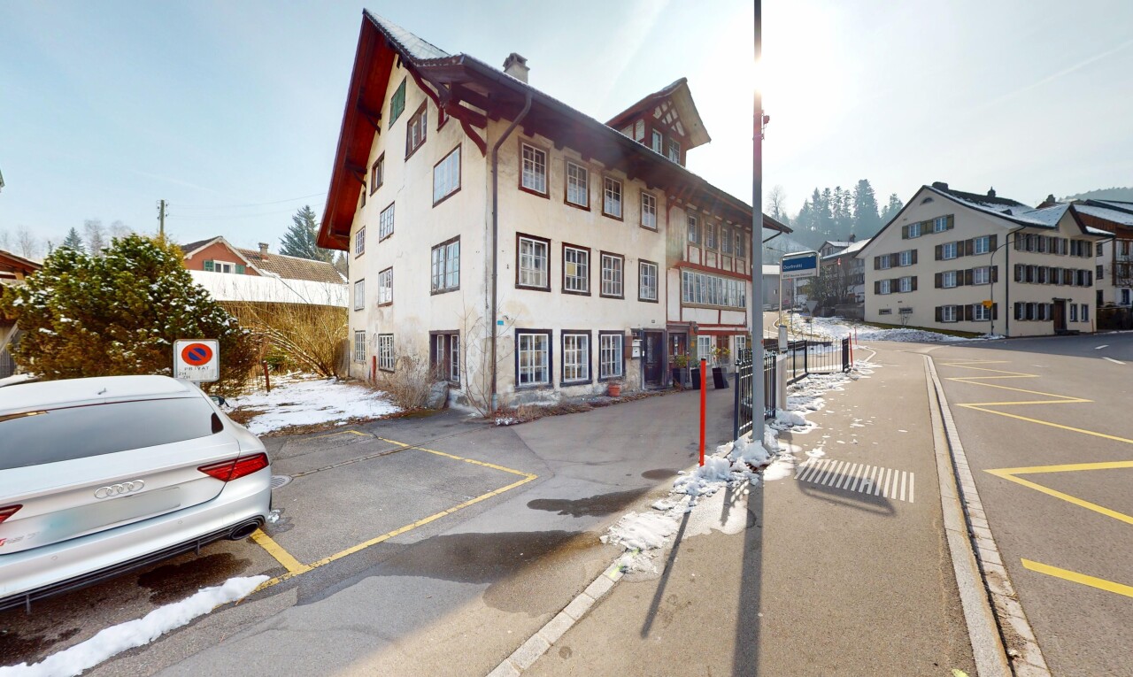extérieur du bâtiment avec parking