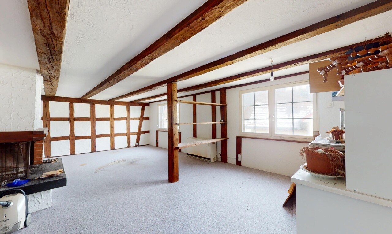 chambre avec lumière naturelle, plafond à poutres, cloison sèche, et cheminée
