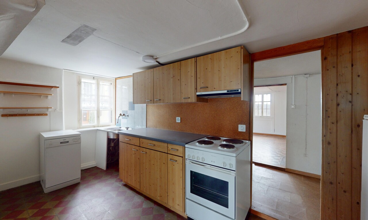 cuisine avec cuisinière, évier, lumière naturelle, sol en vinyle, et réfrigérateur