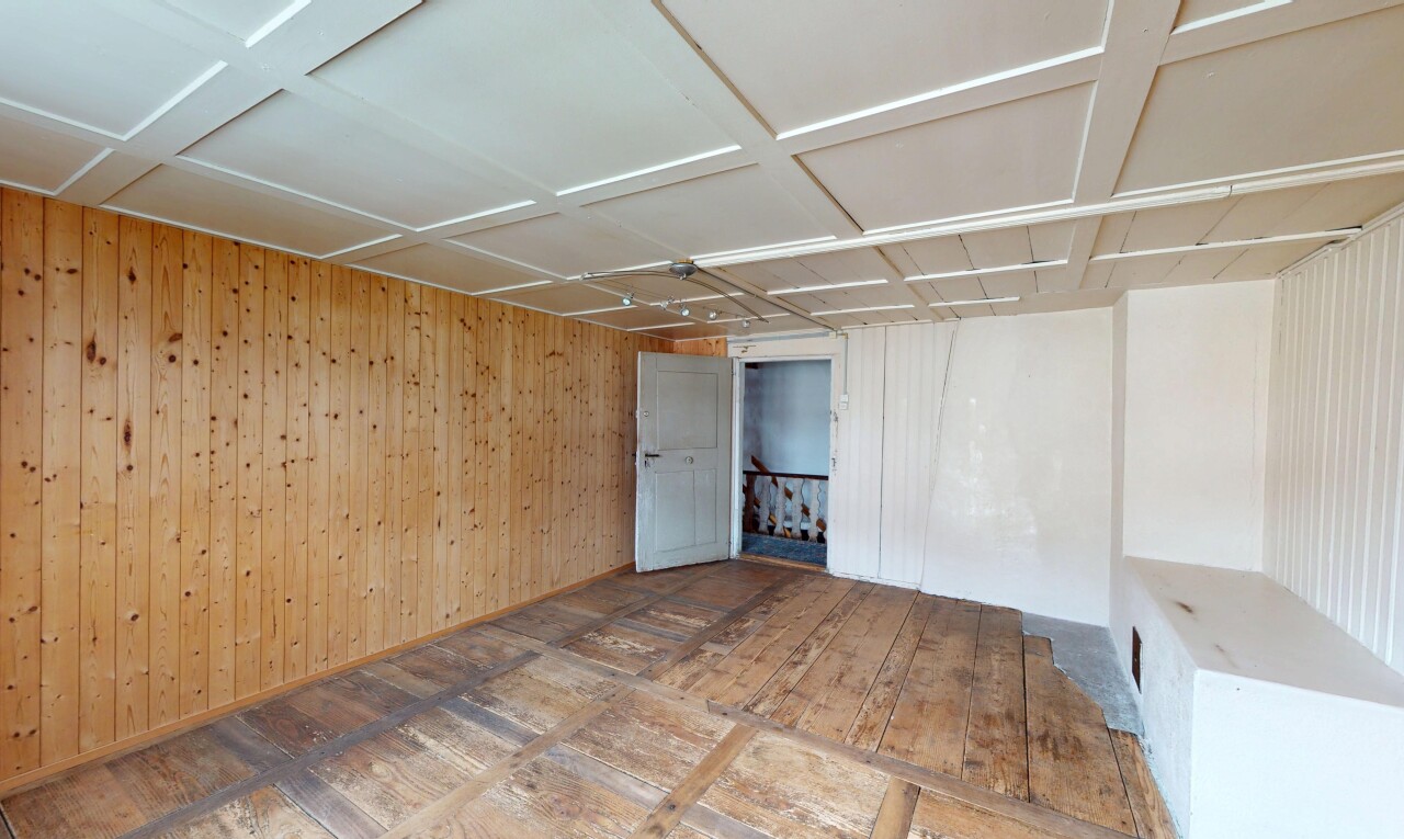 pièce vide avec mur en bois