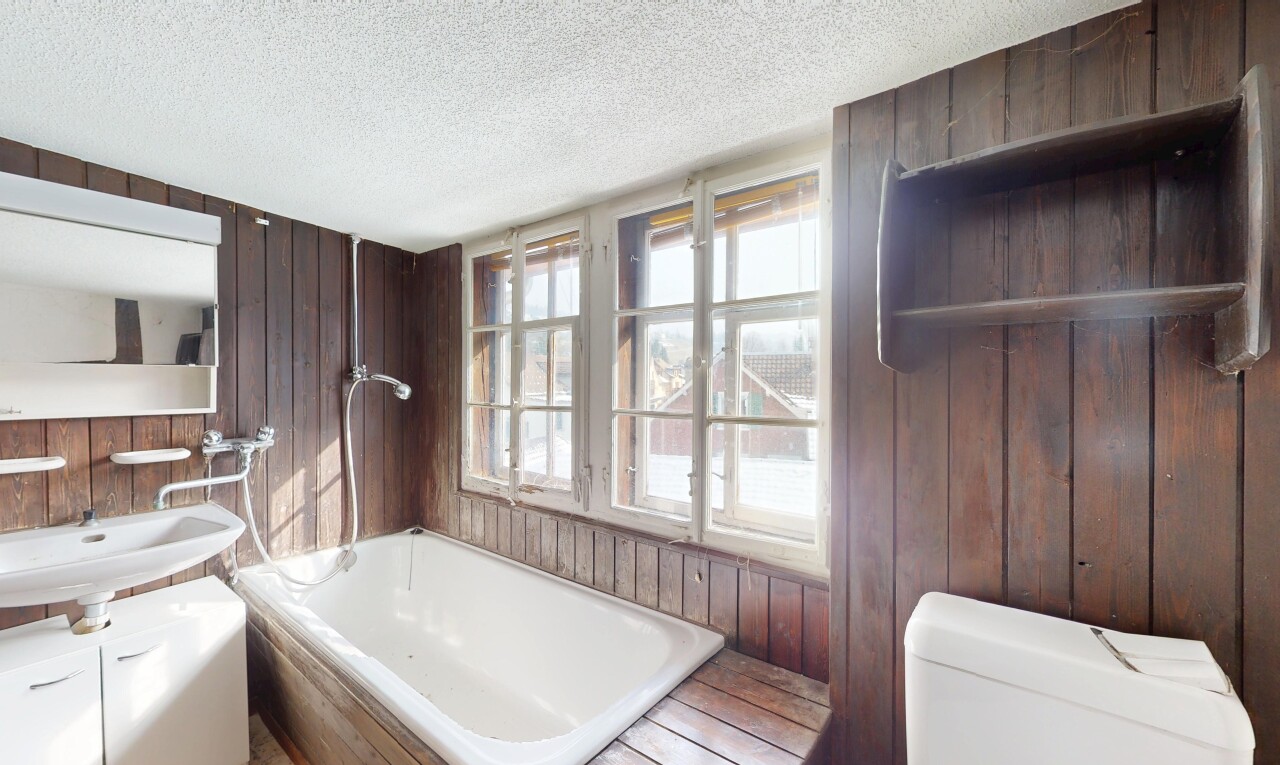 salle de bains avec mur en bois, salle de bain complète, bain, et lumière naturelle