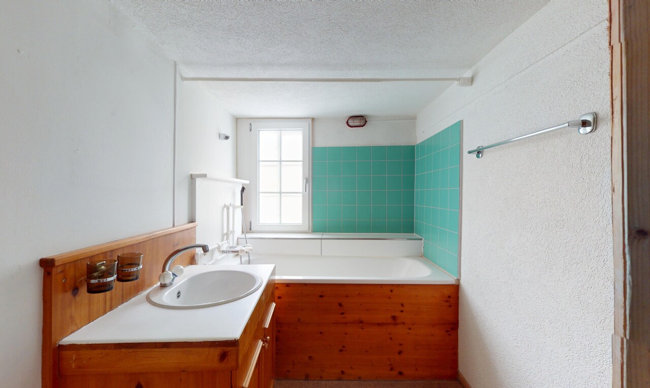 salle de bains avec évier, salle de bain complète, lavabo (ou coiffeuse selon le contexte), lumière naturelle, et plafond texturé