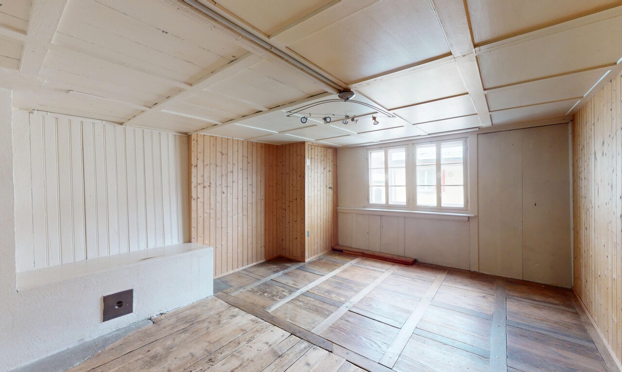 pièce vide avec plafond bas et lumière naturelle