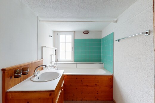 salle de bains avec évier, salle de bain complète, lavabo (ou coiffeuse selon le contexte), lumière naturelle, et plafond texturé