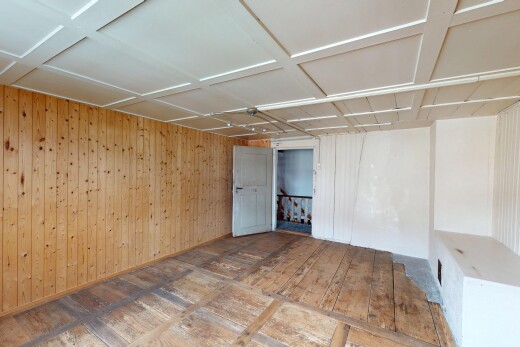 pièce vide avec mur en bois