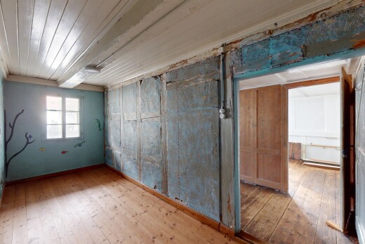 pièce vide avec lumière naturelle, plafond en bois, et sol en finition bois