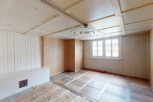 pièce vide avec plafond bas et lumière naturelle