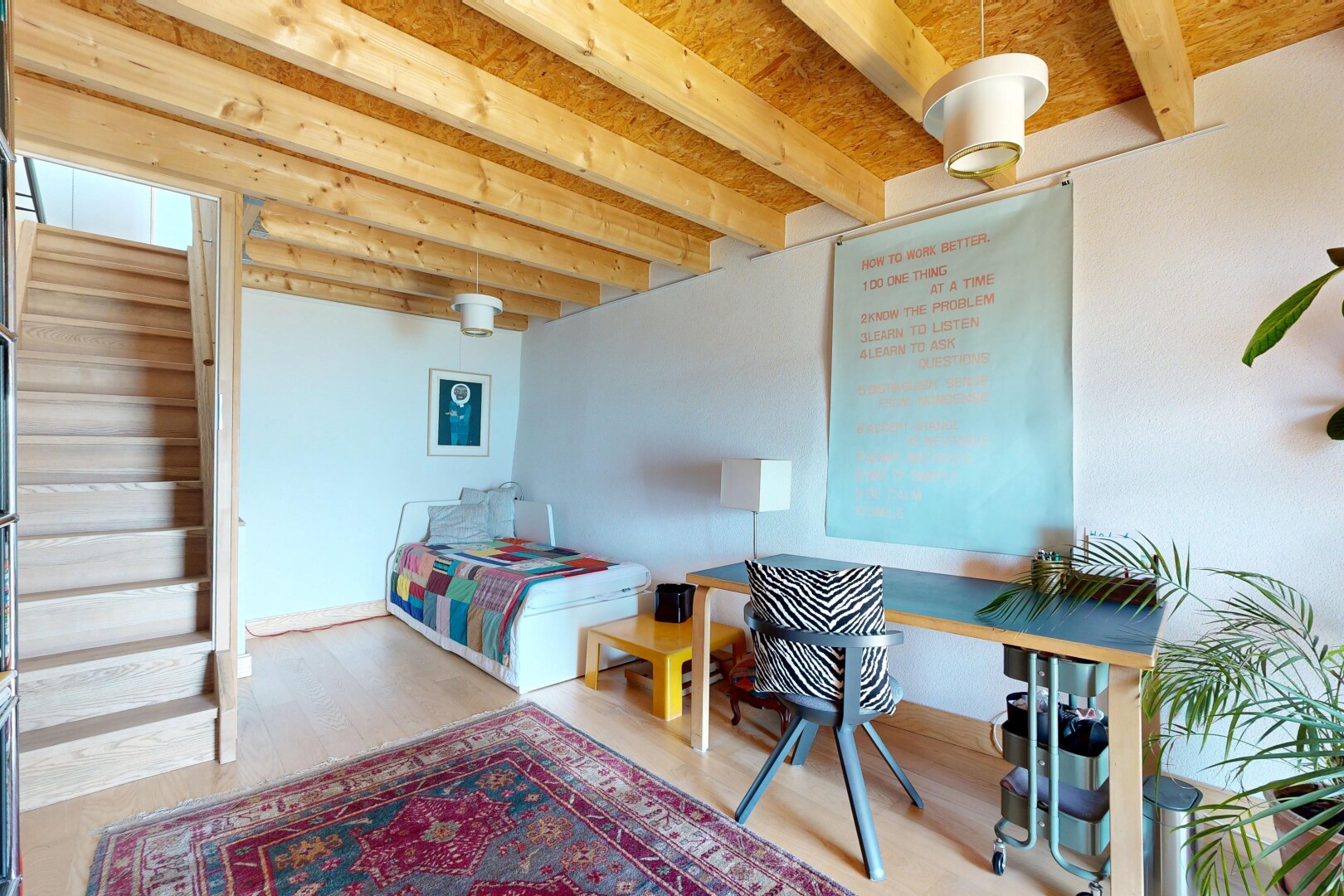 chambre avec sol en finition bois, wood finish floor, inside property, cloison sèche, et drywall