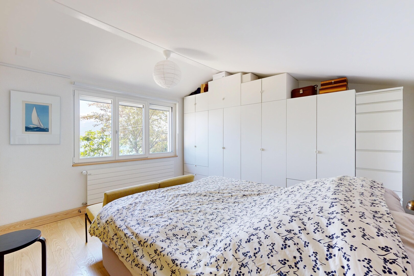 chambre avec wood finish floor, sol en finition bois, natural light, lumière naturelle, et inside property