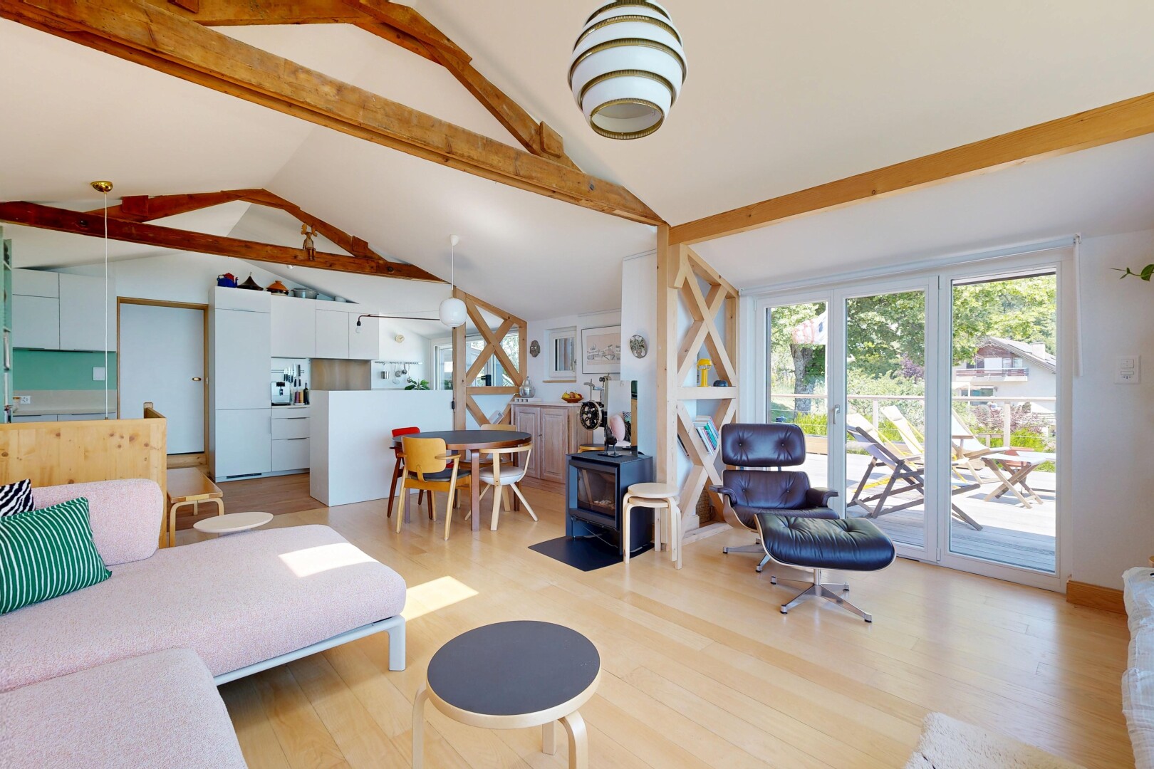 salon / salle à manger avec inside property, lumière naturelle, natural light, sol en finition bois, et wood finish floor