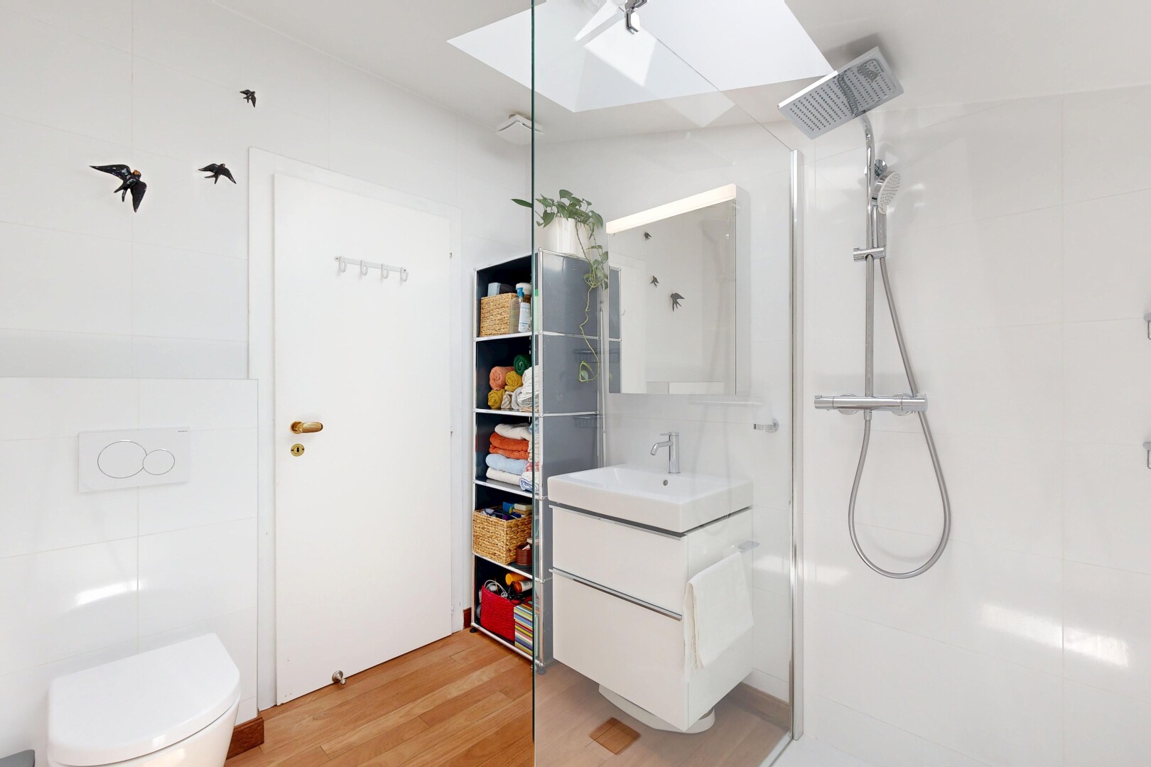 salle de bains avec puits de lumière, lavabo (ou coiffeuse selon le contexte), salle de bain complète, sol en finition bois, et wood finish floor