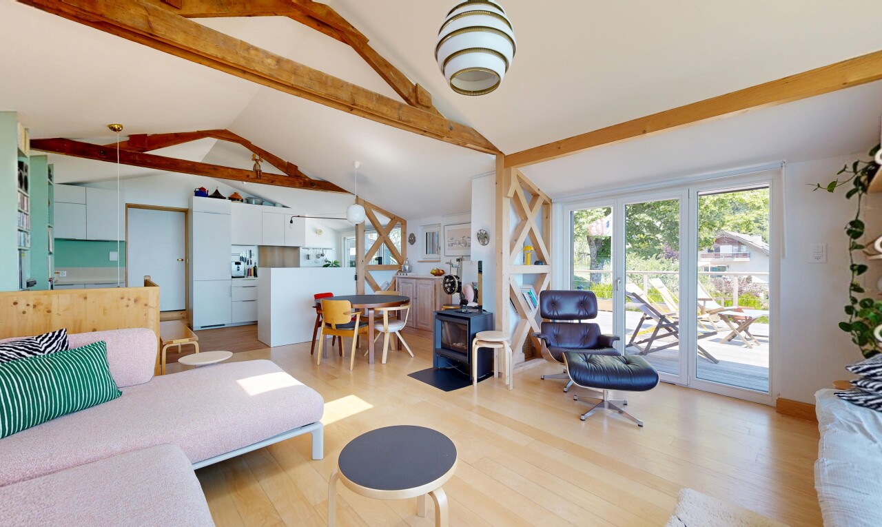 salon / salle à manger avec inside property, lumière naturelle, natural light, sol en finition bois, et wood finish floor