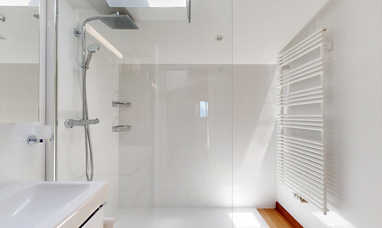 salle de bains avec chauffe-serviettes, radiateur, douche, salle de bain complète, et lavabo (ou coiffeuse selon le contexte)