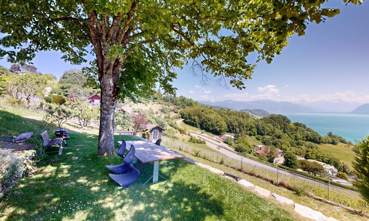 jardin avec pelouse, day time, water view, et vue sur l'eau