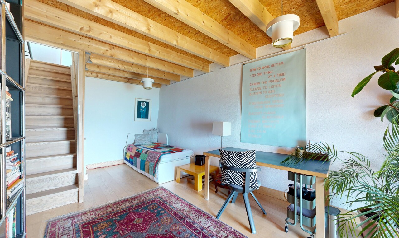 chambre avec sol en finition bois, wood finish floor, inside property, cloison sèche, et drywall