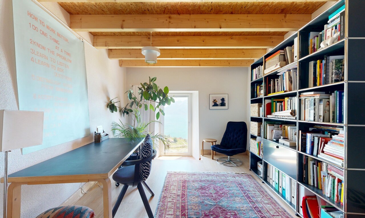 bureau avec inside property, natural light, lumière naturelle, light floor, et drywall