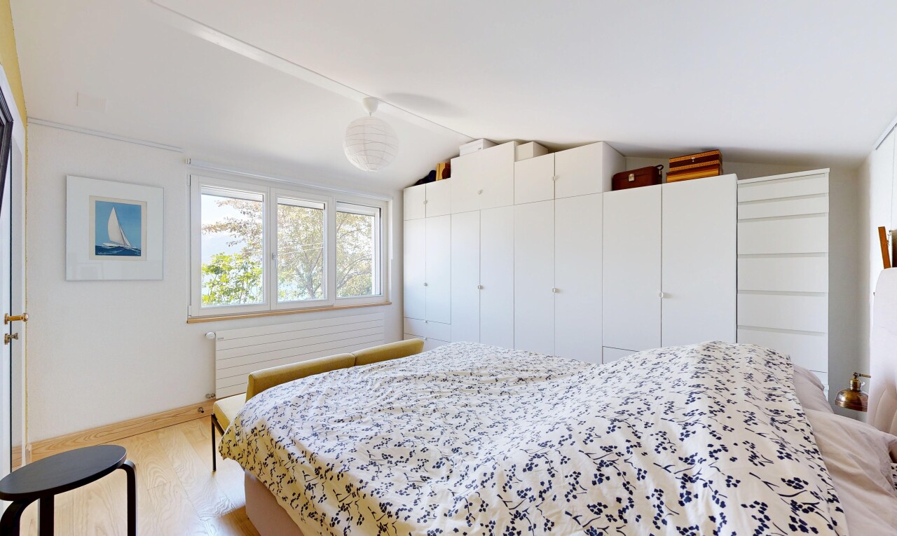 chambre avec wood finish floor, sol en finition bois, natural light, lumière naturelle, et inside property
