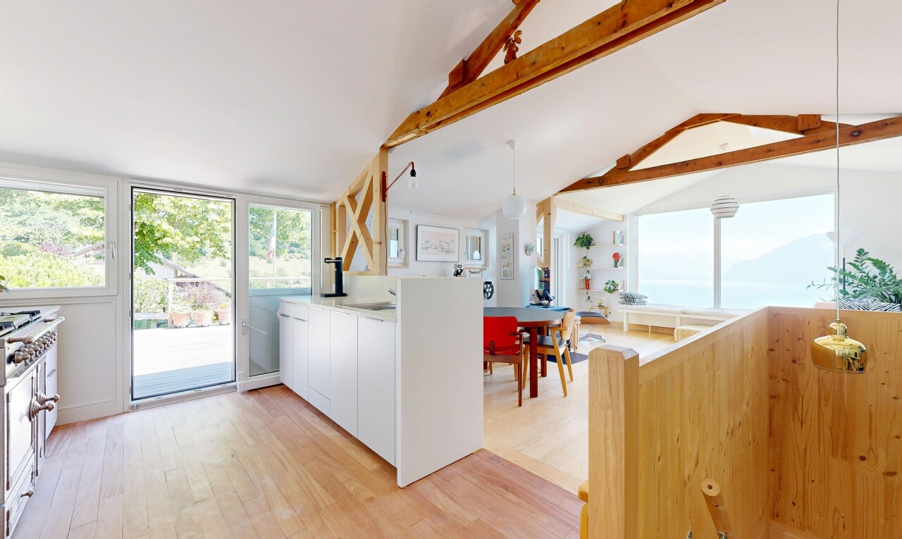 cuisine avec inside property, beamed ceiling, plafond à poutres, pendant lighting, et éclairage suspendu