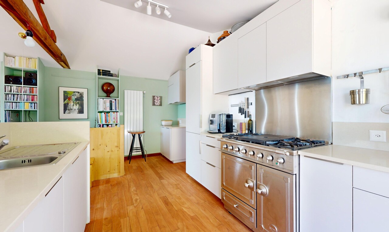 cuisine avec armoires blanches, white cabinets, plans de travail, light countertops, et light floor