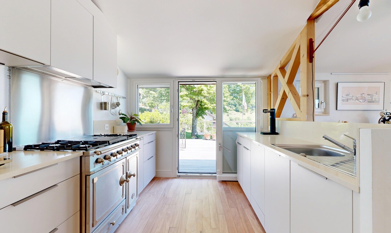 cuisine avec white cabinets, armoires blanches, light countertops, plans de travail, et light floor