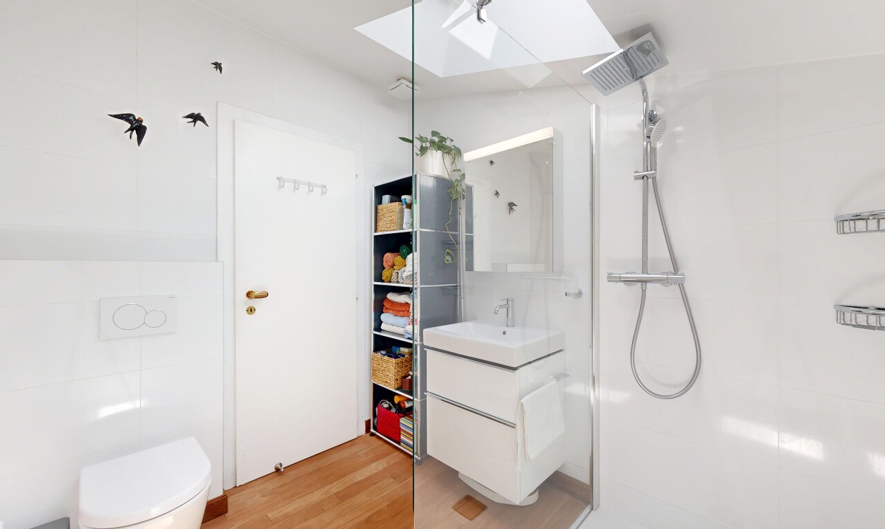 salle de bains avec puits de lumière, lavabo (ou coiffeuse selon le contexte), salle de bain complète, sol en finition bois, et wood finish floor