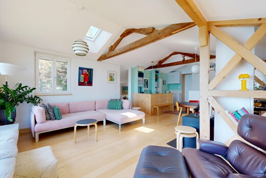 wohnzimmer mit cathedral ceiling, kathedralendecke, inside property, vaulted ceiling, und dachschräge