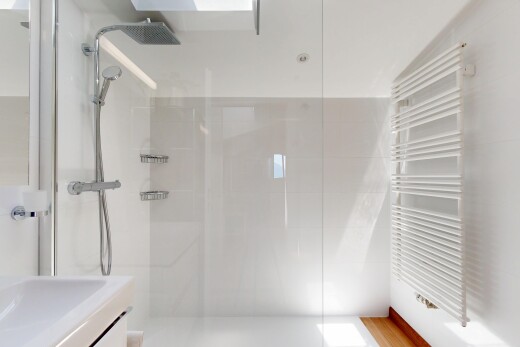 salle de bains avec chauffe-serviettes, radiateur, douche, salle de bain complète, et lavabo (ou coiffeuse selon le contexte)