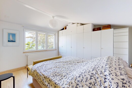 chambre avec wood finish floor, sol en finition bois, natural light, lumière naturelle, et inside property