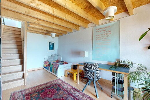 chambre avec sol en finition bois, wood finish floor, inside property, cloison sèche, et drywall