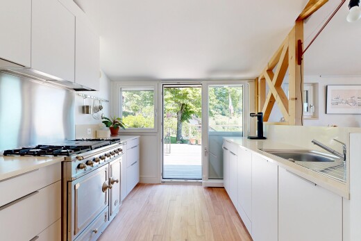 küche mit white cabinets, weiße schränke, light countertops, arbeitsplatten, und light floor