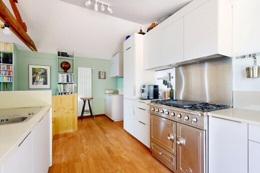 cuisine avec armoires blanches, white cabinets, plans de travail, light countertops, et light floor
