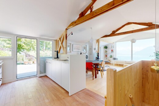 cuisine avec inside property, beamed ceiling, plafond à poutres, pendant lighting, et éclairage suspendu