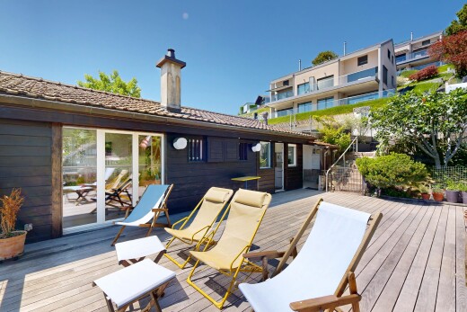 terrasse mit deck, day time, und property visible
