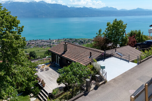 seesicht mit mountain view, blick auf die berge, property visible, water view, und seesicht