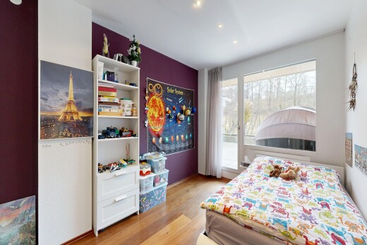 zimmer / schlafzimmer mit inside property, drywall, gipskartonwand, wood finish floor, und holzfußboden