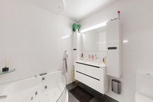 bad mit fliesenwand, tile wall, schminktisch, komplettes badezimmer, und bad