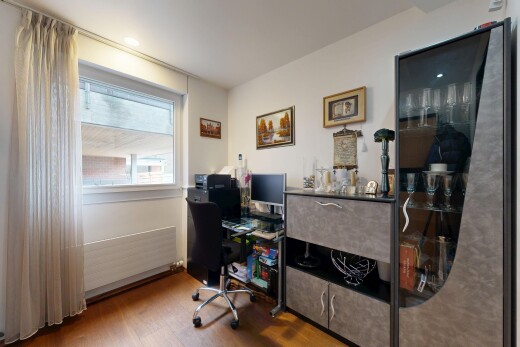 büro mit bürobereich, inside property, holzfußboden, wood finish floor, und fernseher