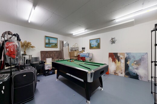 büro mit drywall, gipskartonwand, billard, concrete floor, und betonboden