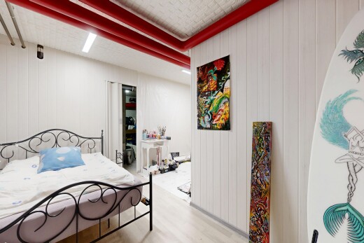 zimmer / schlafzimmer mit holzfußboden, wood finish floor, und inside property