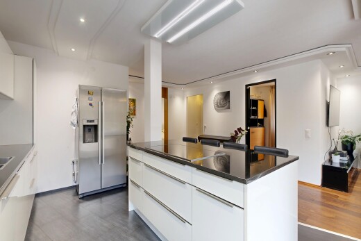 küche mit weiße schränke, white cabinets, schränke mit flachen paneelen, flat panel cabinets, und kühlschrank