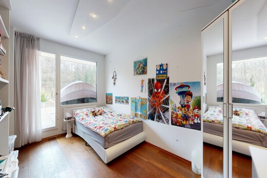 zimmer / schlafzimmer mit inside property, holzfußboden, wood finish floor, natürliches licht, und natural light