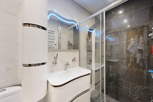 bad mit spiegel, fliesenwand, tile wall, schminktisch, und komplettes badezimmer