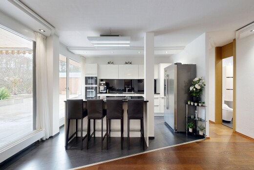 esszimmer mit inside property, holzfußboden, wood finish floor, dark floor, und natürliches licht