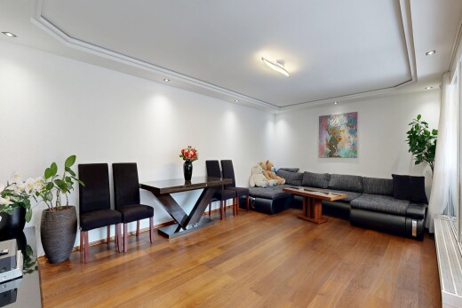 wohnzimmer mit einbauleuchten, recessed lighting, inside community, holzfußboden, und wood finish floor