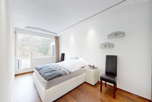 zimmer / schlafzimmer mit holzfußboden, wood finish floor, inside property, natürliches licht, und natural light