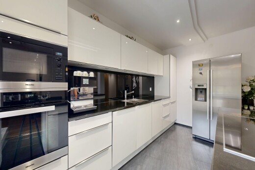 küche mit ofen, kühlschrank, white cabinets, weiße schränke, und dark countertops